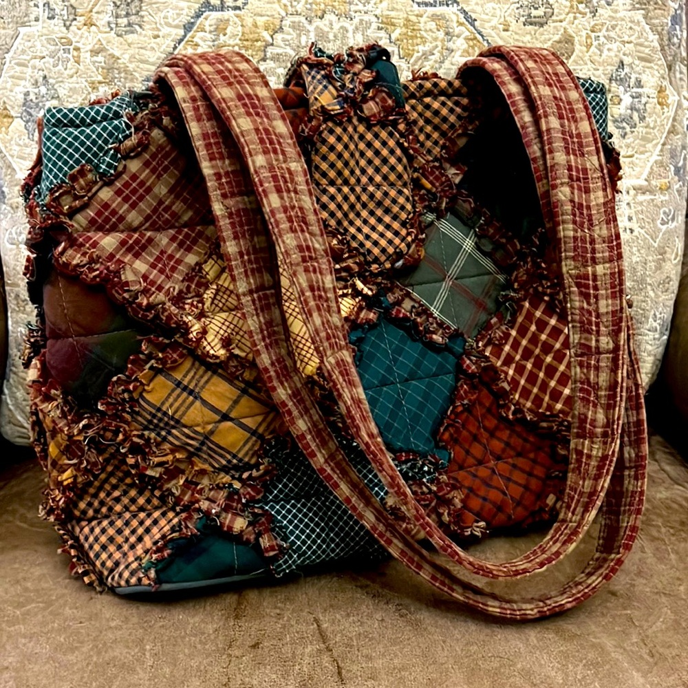 Medium size purse, with multicolor plaid designs! Inside has many pockets!